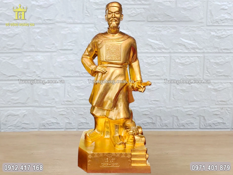 Toàn bộ bề mặt được thếp vàng 9999 sang trọng